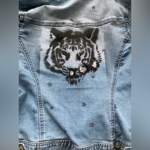 Jean jacket with stars and tiger face - Picture 5 of 14